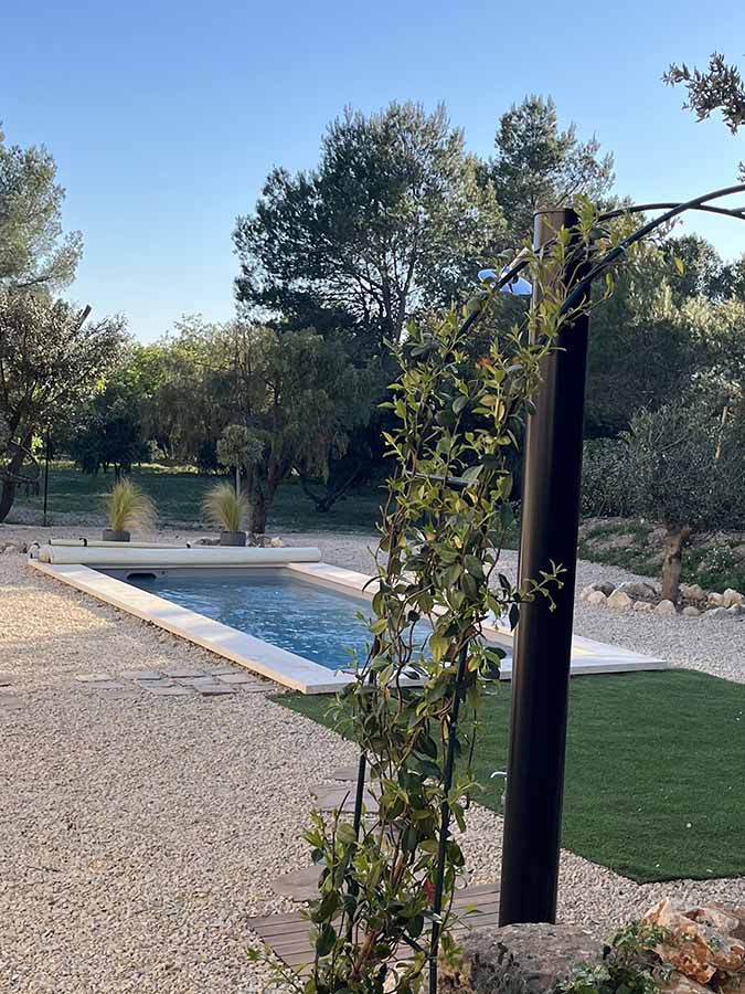 Séjour au calme avec belle piscine fleurie