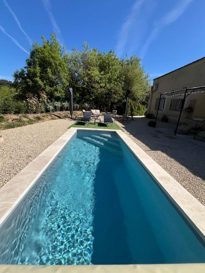 Piscine privée avec transat vacances en Provence dans une hebergement à Cadenet
